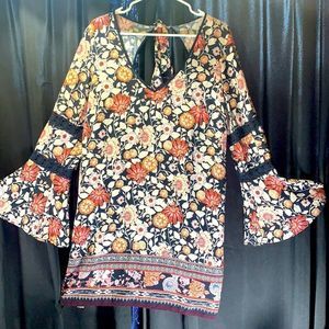 Women’s plus size 2X dress/ top w/ flare sleeves